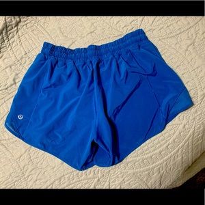 Lululemon Hotty Hot High-Rise Lined Short 2.5” - Size 6. Blue.